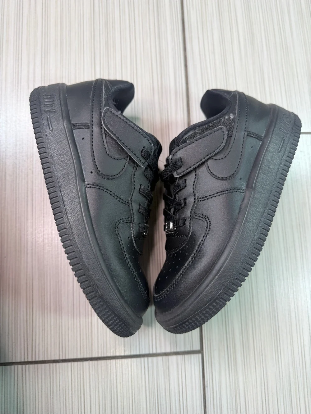 Nike Kids Black Low-Top Leather Sneakers